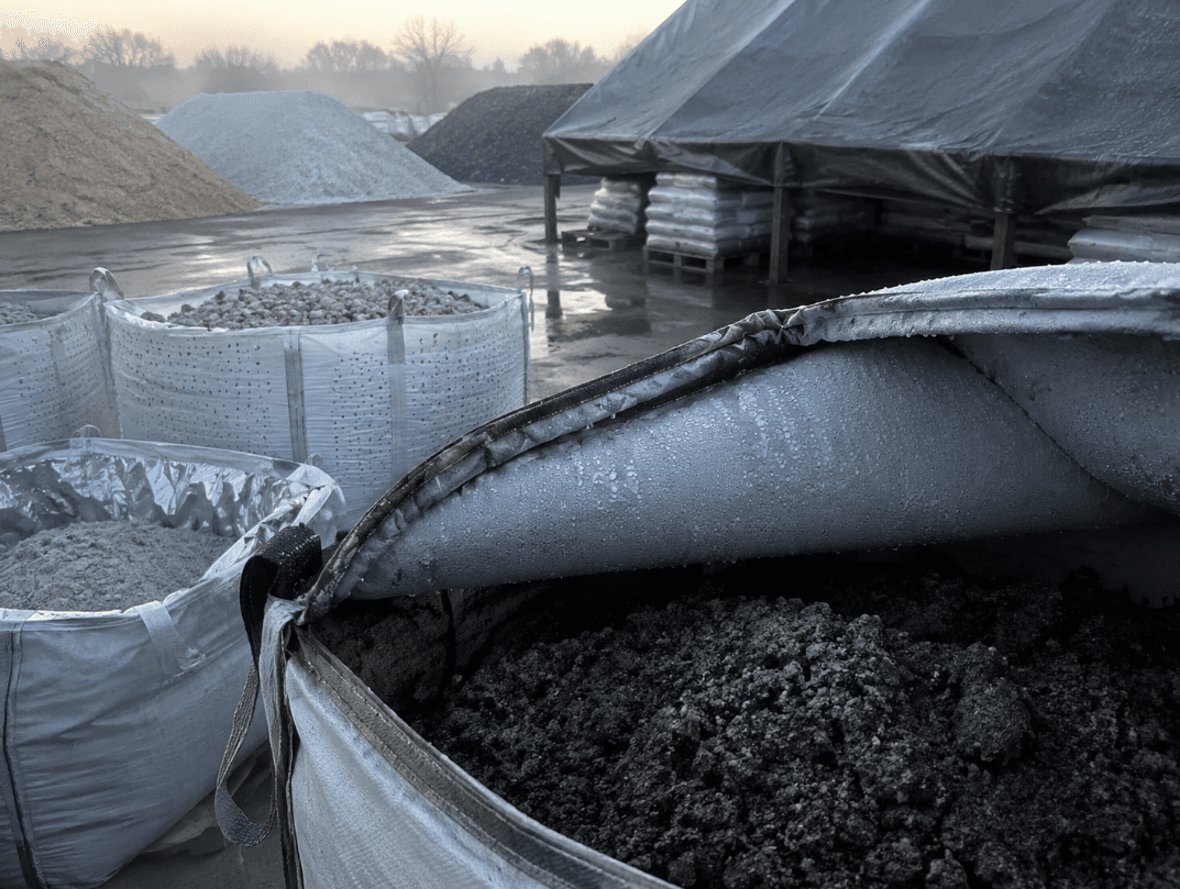 Comment prévenir la transpiration interne due à l'humidité lors du stockage extérieur de minéraux en vrac